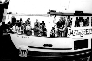 De Paradise Jazzband en anderen op boot (“Jazz on the river” door Jazz-Hall '72, 17 juni 1972)