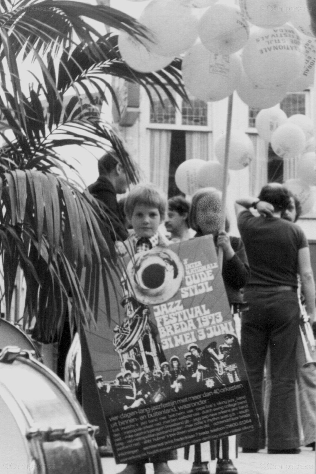 Peter met OSJF sandwich board, 31 mei 1973