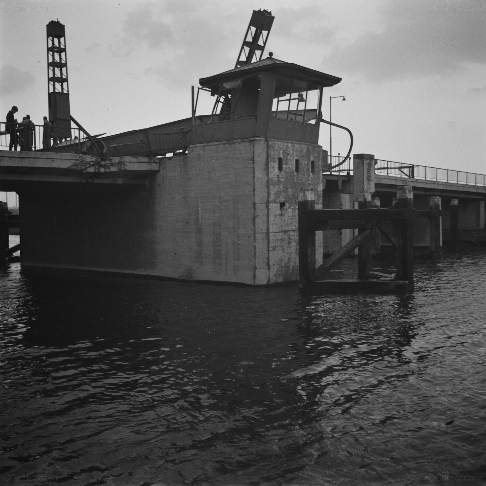 1959 - Rotterdam (NL), Overschie, a problem with the Spanish bridge
