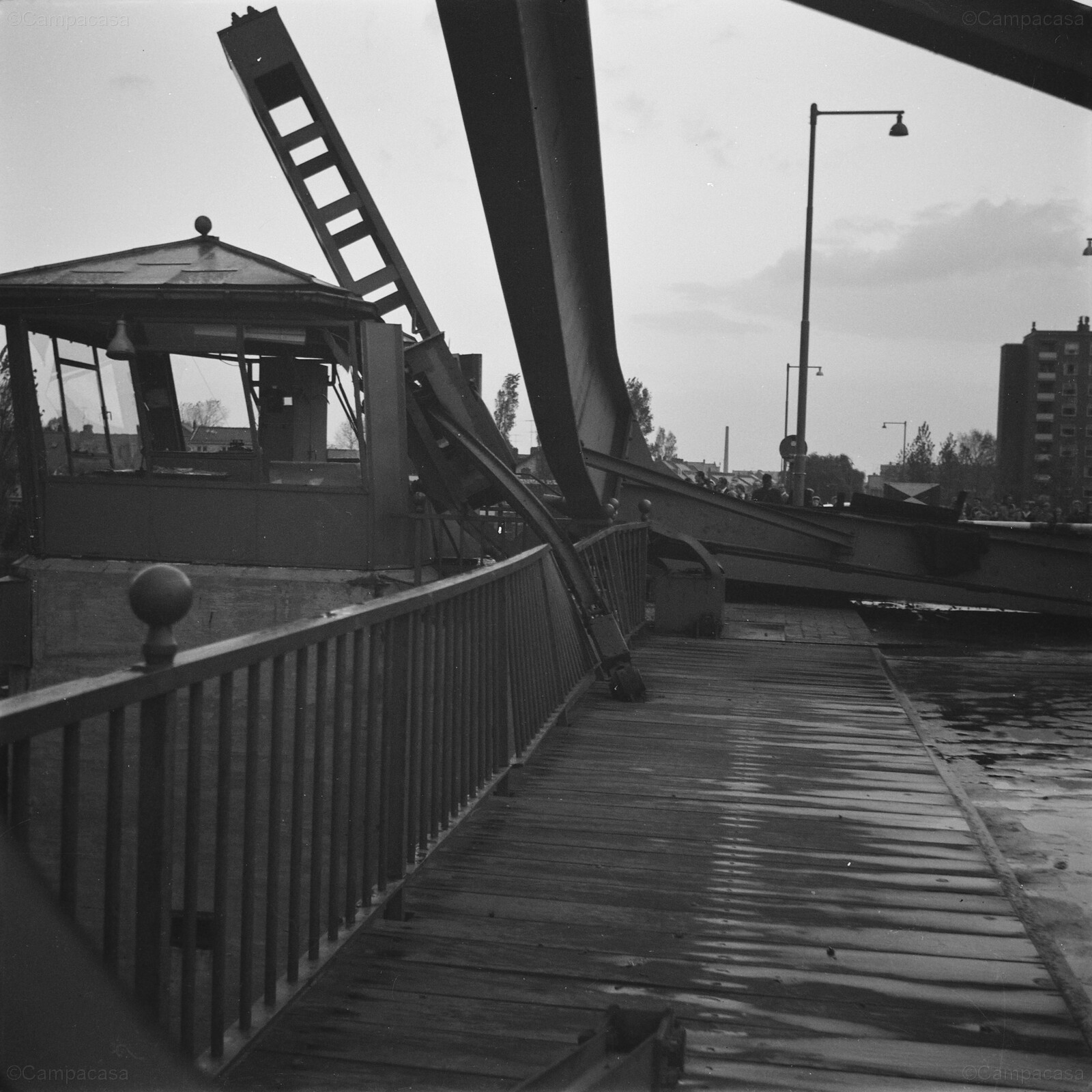 1959 - Rotterdam (NL), Overschie, a problem with the Spanish bridge