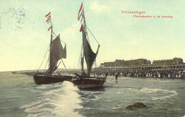 Scheveningen, 1912: Plezierbooten in de branding