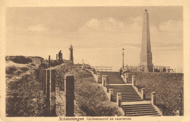 Scheveningen, 1926: Gedenknaald en vuurtoren