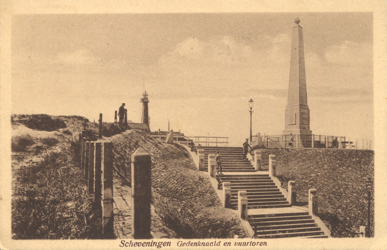 Scheveningen, 1926: Gedenknaald en vuurtoren