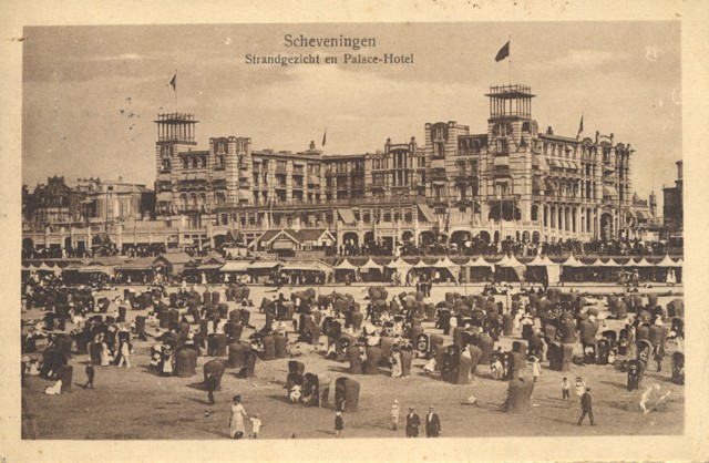 Scheveningen, year unknown: Strandgezicht en Palace-Hotel