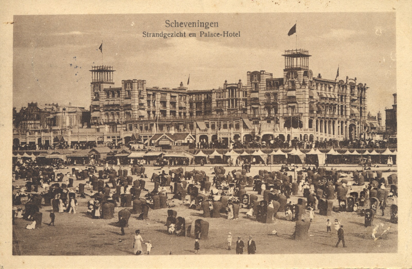 Scheveningen, year unknown: Strandgezicht en Palace-Hotel